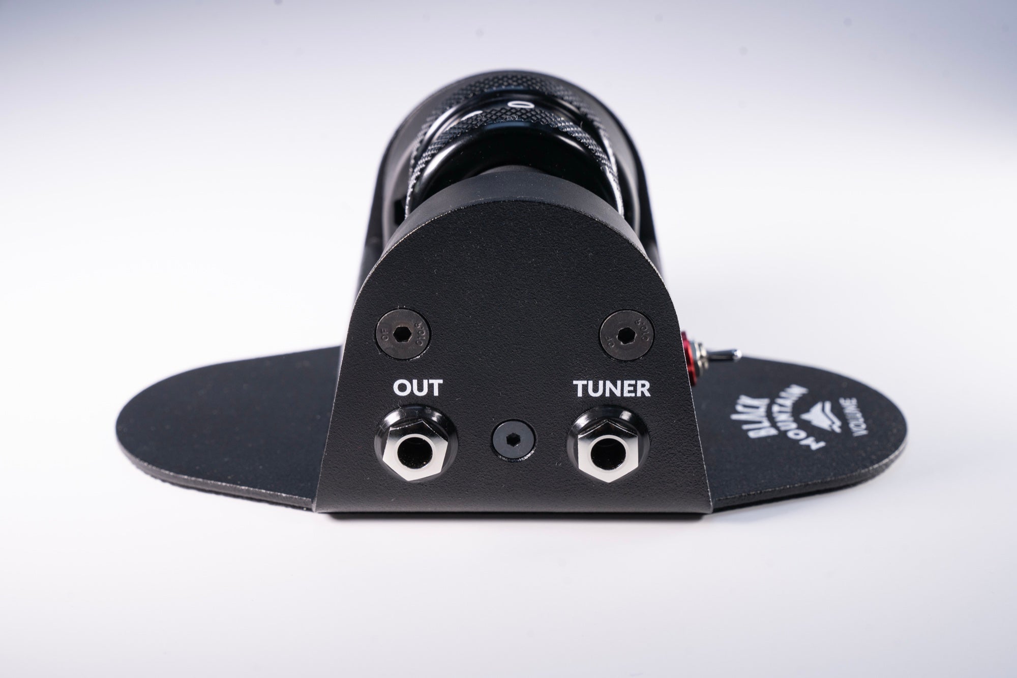 Main output and dedicated tuner output on the Black Mountain Volume Pedal